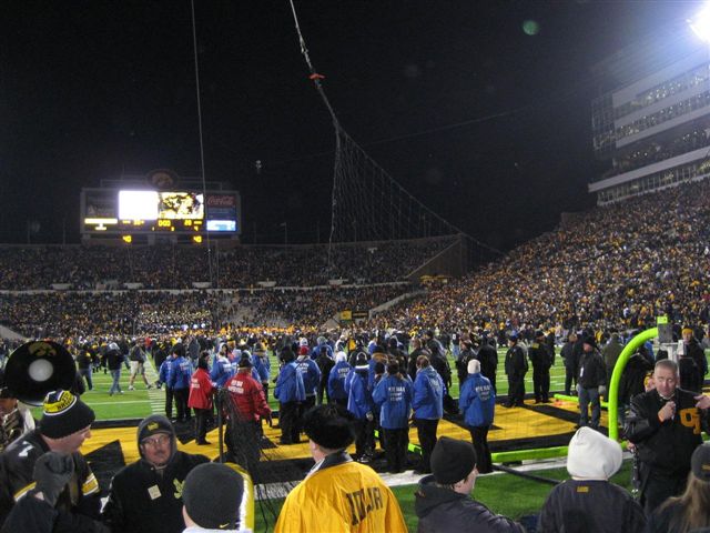 Crowd_rushing_field_after_win-fd0000